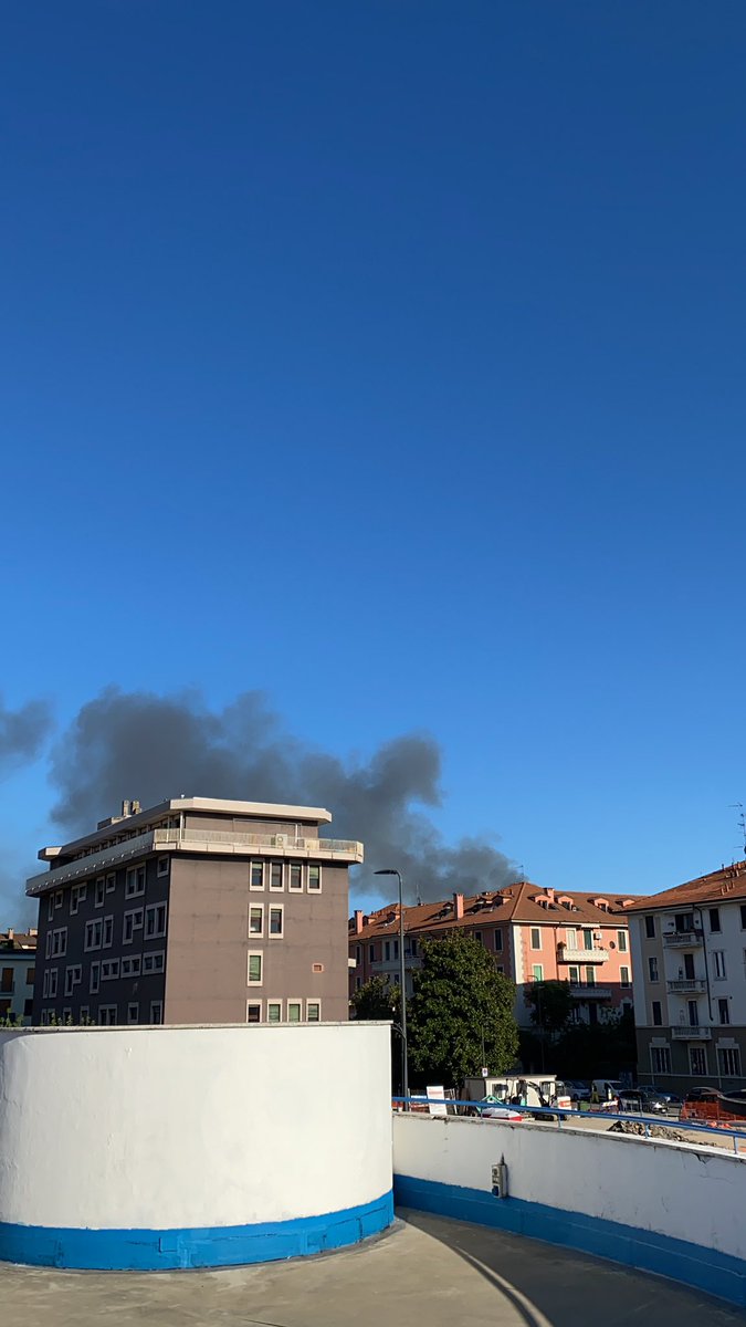 Fumo nero a #milano. Incendio?