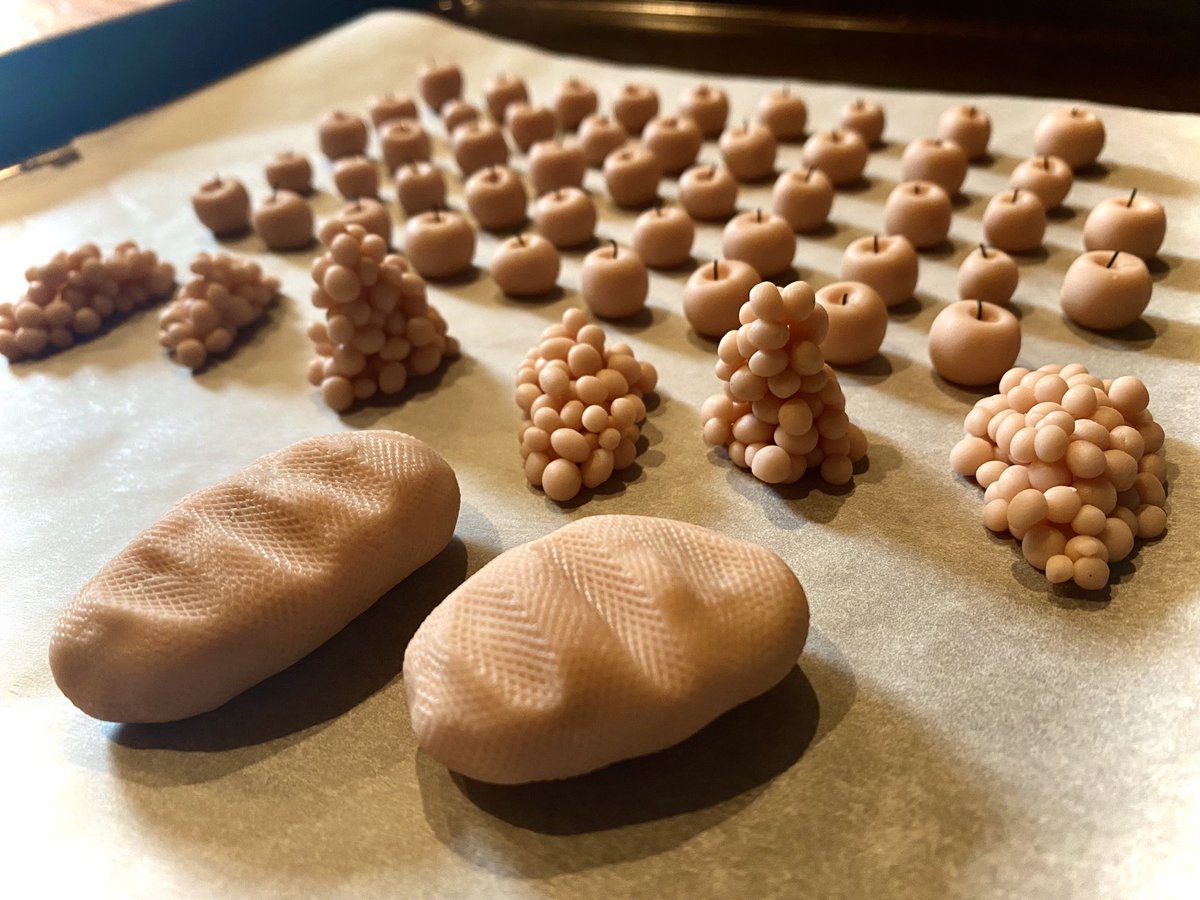 Workshedanimate's tweet photo. Lovely day for crafting. Making a smorgasbord of fruit, bread and meat for a kitchen scene.
.
.
#IronLeech #workshedanimation #stopmotion #animation #filmmaking #filmfestival #miniatures #diorama #homemade #behindthescenes #artwork #supportindiefilm #indiefilm #movies #crafting https://t.co/3WVysxTDhQ