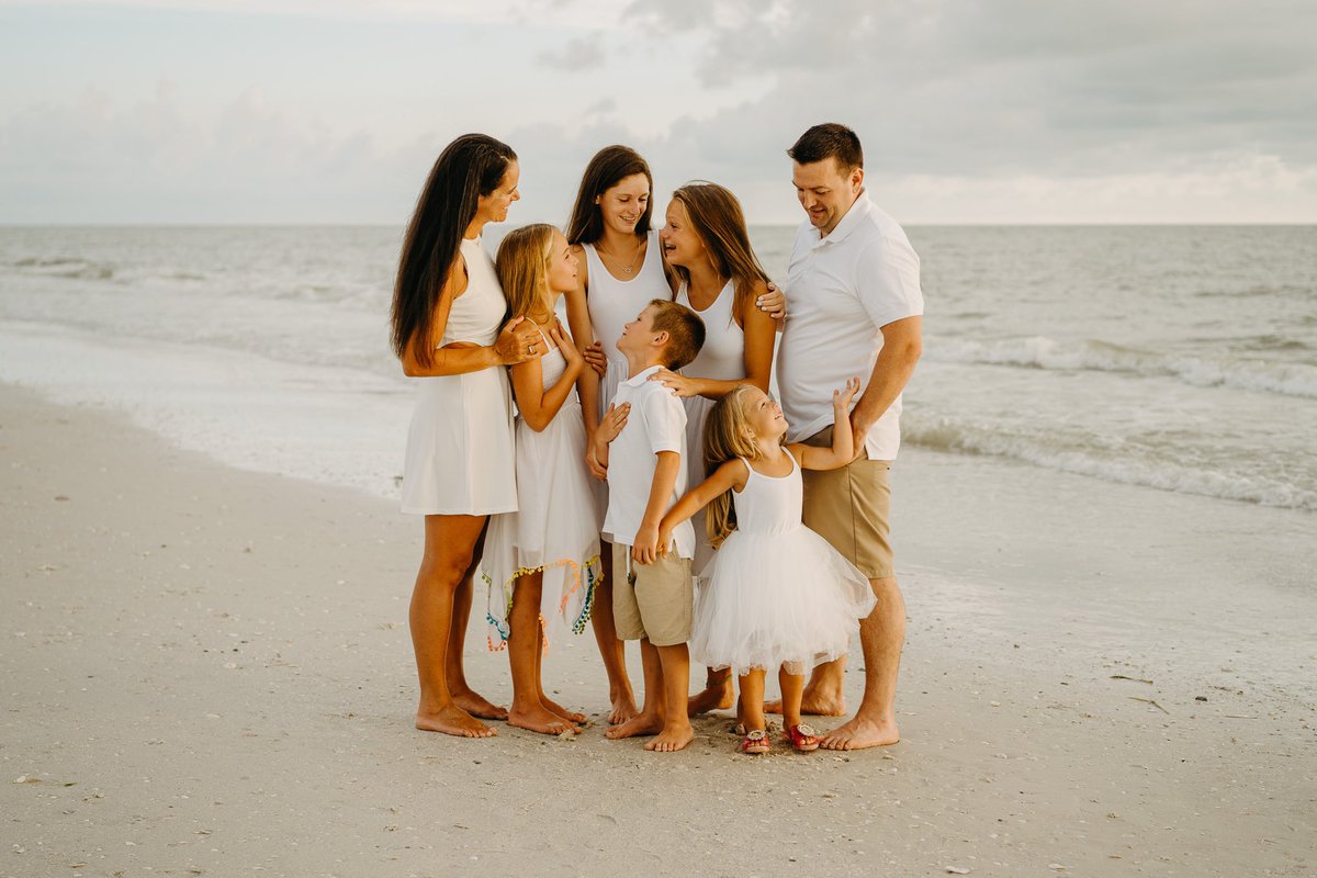 cakedivasnet's tweet image. There’s never any silence and there’s always someone always talking over another. 😂🤍 #dev7