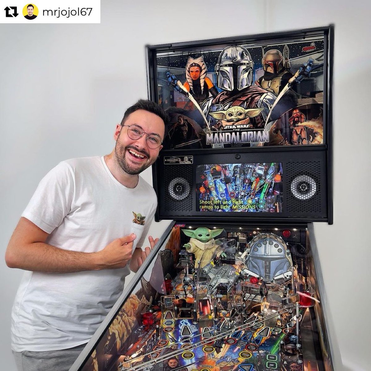 sternpinball's tweet photo. Repost from mrjojol67
•
Voici le nouveau flipper de la maison 🤩 édition limitée #themandalorian de #stern. Juste magnifique 😍 je le déballe dans ma dernière vidéo avec les amis highvoltagepinball 👌

#disney #starwars #flipper #pinball https://t.co/nD6mkDS1l3