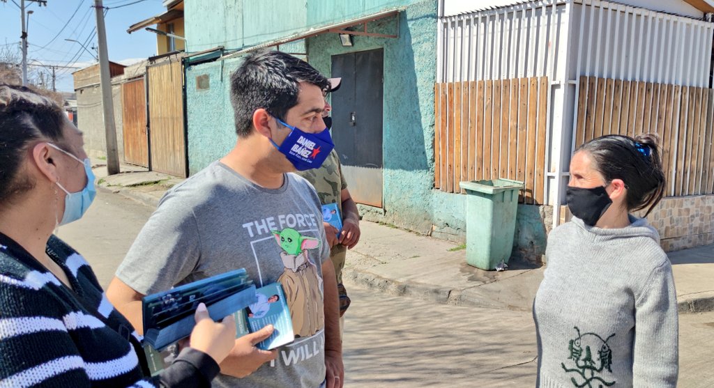 LuisJara_C's tweet photo. En Renca @dibanez81 candidato a Diputado distrito 9 (Cerro Navia, Conchalí, Huechuraba, Independencia, Lo Prado, Quinta Normal, Recoleta, Renca). Consultando a los vecinos cuál eran sus mayores problemas q la Nva Constitución debe abordar. 
#marcopresidente
#DanielIbañezDiputado https://t.co/P5d94MYdEf
