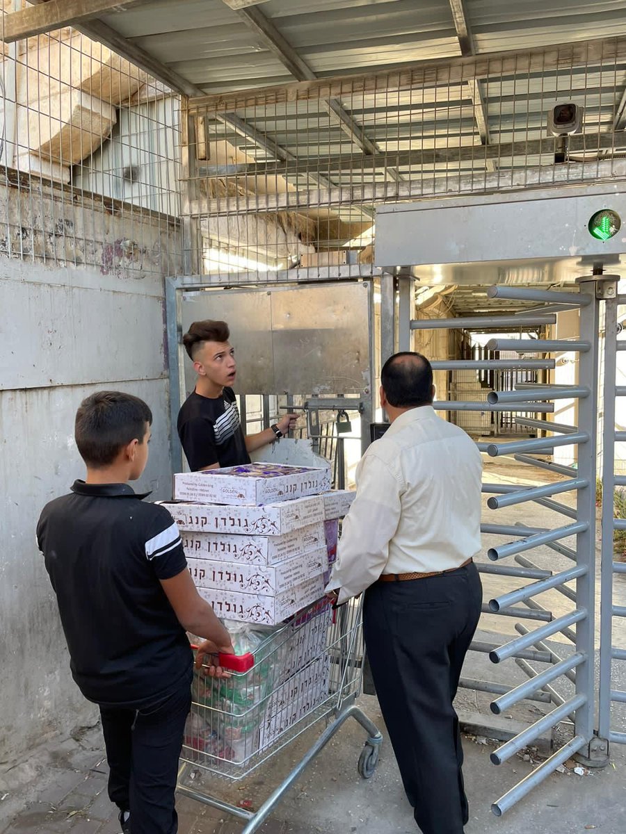 cpt_intl's tweet photo. While trying to bring snacks to the Ibrahimi school, Israeli soldiers delayed the principal for 10min, later allowing him to pass through the metal detector. There is direct access that is easier for carts, but Israeli forces aim to make Palestinian lives harder. @cptpalestine https://t.co/k4QiBhHZ6H