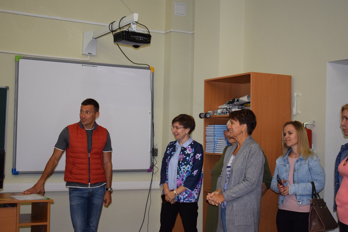 Alexanderlegkov's tweet photo. Накануне 1 сентября зашел в родную школу №2 в Красноармейске, с родителями учеников, директором прошли по кабинетам, санузлам, которые сейчас в школах не в пример тем, что были в наше время 🥴.
А еще здесь реализуется модный проект «Точка ��оста»✌

#Мособлдума #АлександрЛегков https://t.co/4Op7aIVqWN