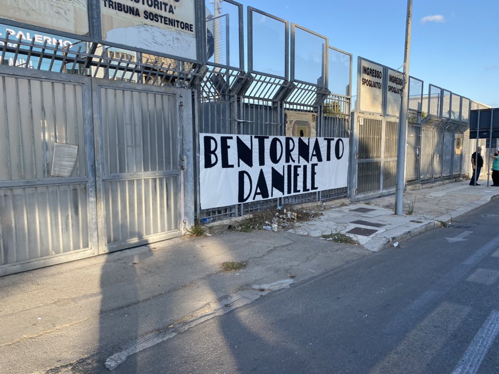 Alle 20,30 #Palermo vs #Latina, per la prima giornata del campionato di C. Questa l’accoglienza dei tifosi rosanero all’ex capitano del Palermo Daniele Di Donato, oggi allenatore del Latina. Vi aspettiamo dalle 20 con #TgsStudioStadio