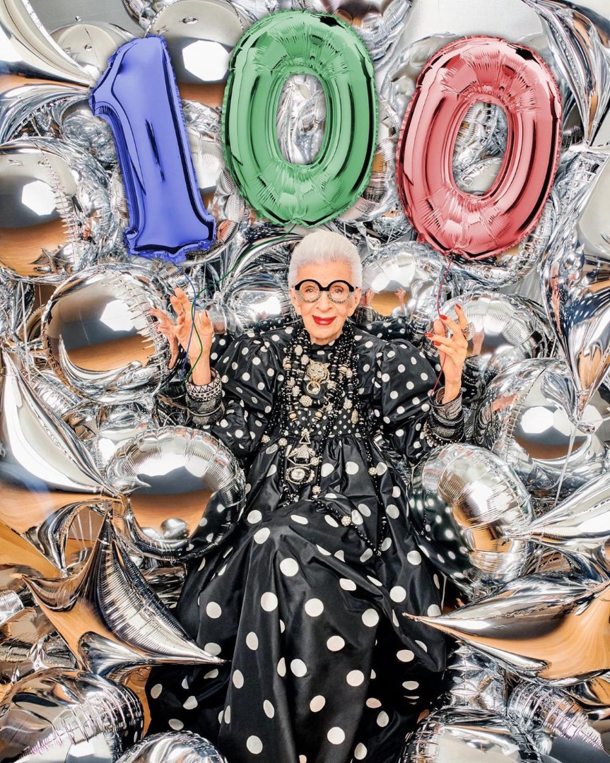 mimogodesign's tweet photo. Atrevida, divertida y deliciosamente extravagante, la centenaria más joven del mundo, Iris Apfel, está hoy de cumpleaños! La incansable influencer de la moda sigue trabajando… “¡Qué comiencen las celebraciones!” 

#IrisApfel #IrisYourCloset #Iris100 https://t.co/mvTLEeb6IC
