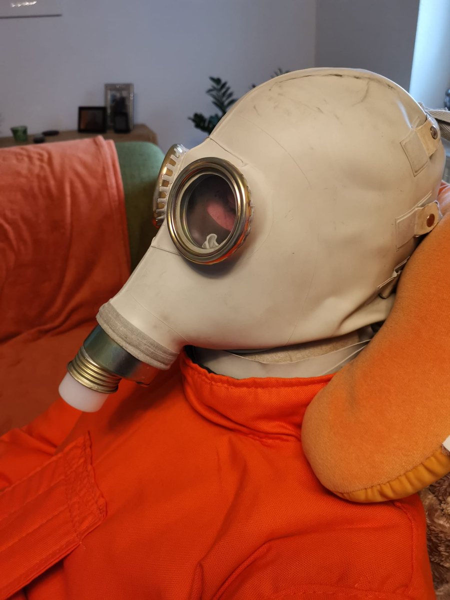 Gut eingepackt in Overall, Zwangsjacke und Kopfverletzten Gasmaske, musste ich auf dem Sofa ein paar Stunden ausharren.