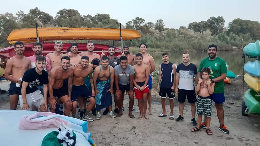 CasaresUnion's tweet photo. El viernes cambiamos la rutina de entrenamientos y pudimos disfrutar de una ruta en Kayak por el río Guadiaro. Después nuestros jugadores estuvieron juntos en una barbacoa. Agradecer a Andalucía activities por la ruta en Kayak y al bar del campo de fútbol por la barbacoa. https://t.co/GcACpzMhXw