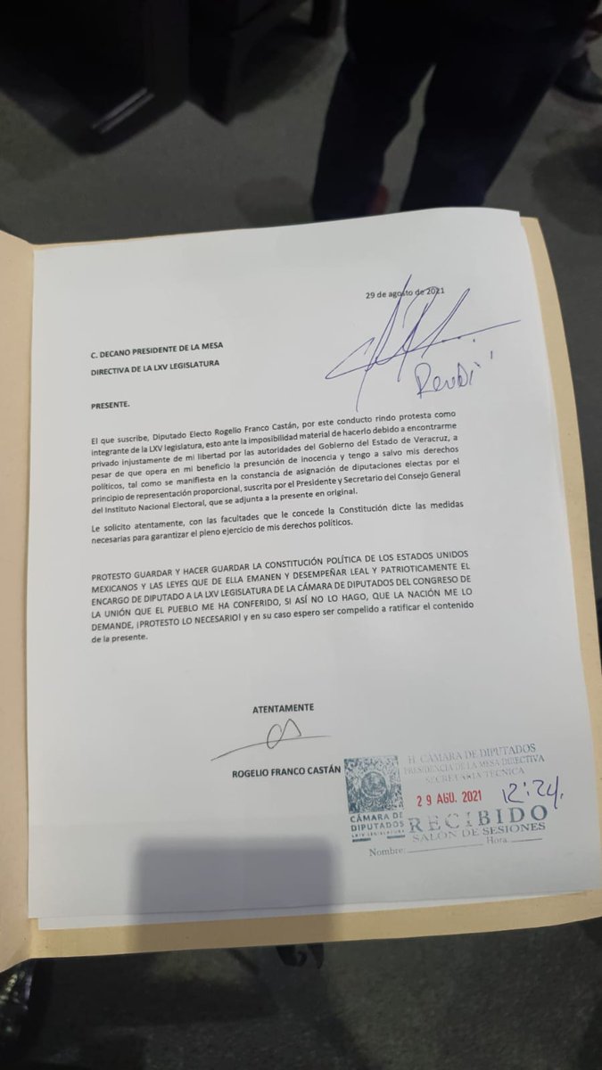 LuisChazaroMX's tweet photo. Rogelio Franco es diputado federal, protestó de acuerdo a la ley, exigimos a @CuitlahuacGJ Goberna de Veracruz su inmediata liberación. #México https://t.co/mWWYdX6LNf