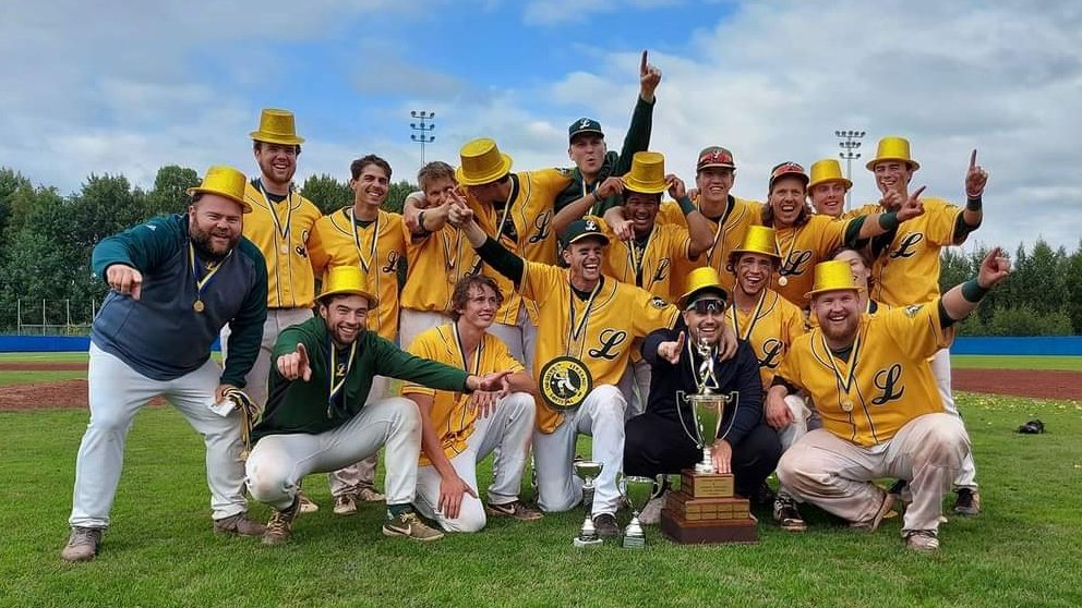 SWEBaseSoft's tweet photo. Leksand BSK tog sitt 23:e SM-guld i baseboll efter seger i SM-finalen mot Rättvik BSK med 4-2. Per Sjörs utsågs till MVP efter att ha kastat en "complete game". Stort grattis!!!
I och med segern har Leksand vunnit SM-guld varje decennium klubben grundades 1962. Respekt! https://t.co/bDVyEApf54