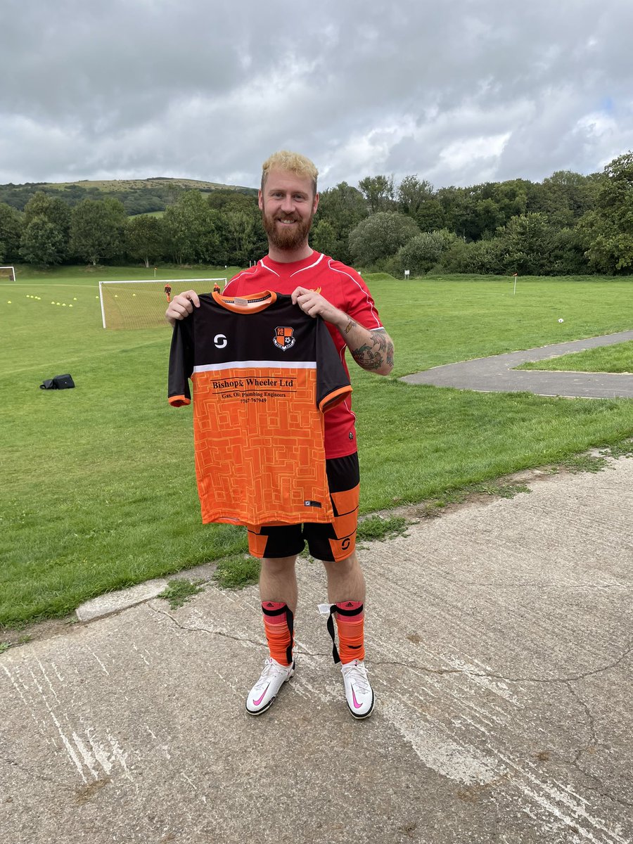 brent_fc's tweet photo. Few photos of the new signings before the 1st game of the season next week!🧡🖤 https://t.co/eNM4I0yQG4