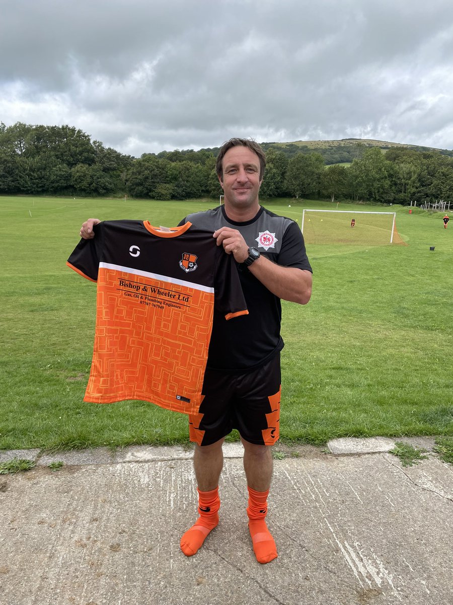 brent_fc's tweet photo. Few photos of the new signings before the 1st game of the season next week!🧡🖤 https://t.co/eNM4I0yQG4