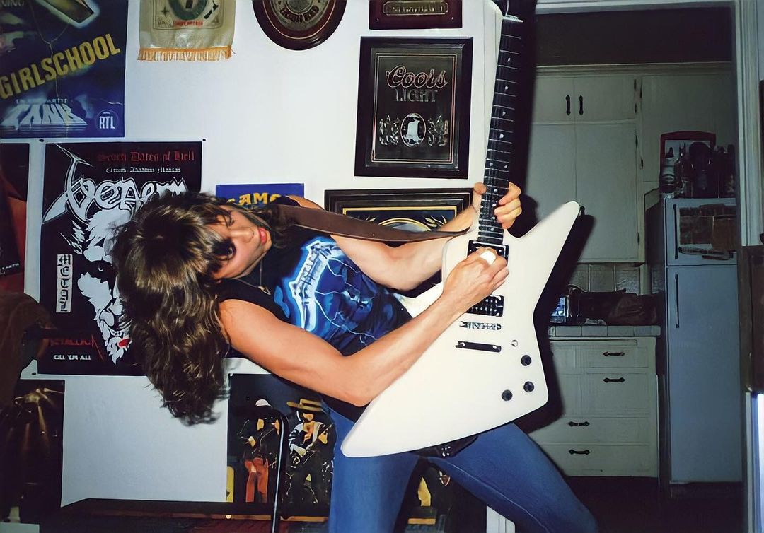 MetallicaPhotos's tweet photo. Lars with a guitar https://t.co/qVYWXUMSl6