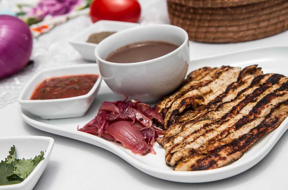 hanalku's tweet photo. El Poc Chuc es un platillo preparado con filete de carne de cerdo marinada y asada al carbón acompañada de cebolla morada preparada, frijol colado y salsa de jitomate asado. En Maya significa Puerco a las brasas. ¿Ya lo probaste? @En_laDelValle https://t.co/Vg0HL1Gc2F