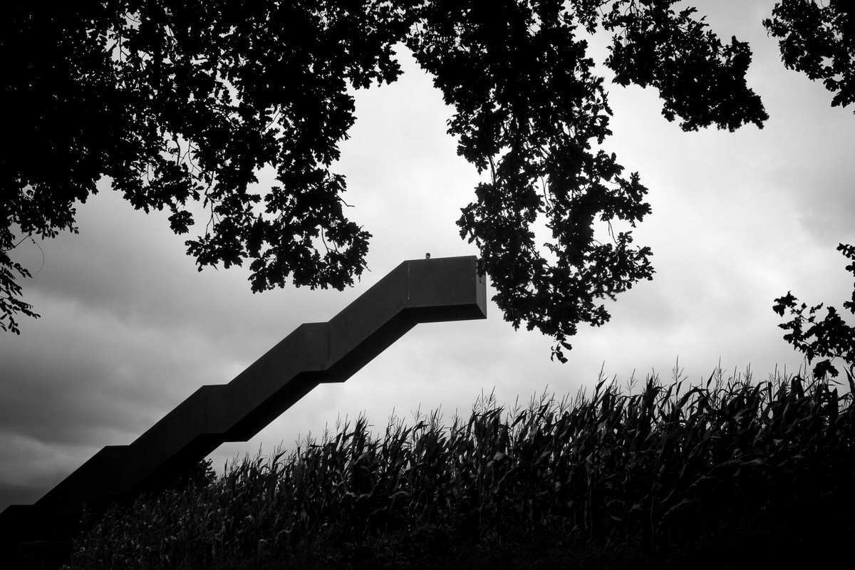 DEM57557279's tweet photo. IN WIGHTLESSNESS 
LIMBURG.VII.2021 (DEM)
#deminbrackets #parenthesedemparenthese 
#photographer
#blackandwhitephotography 
#vlooybergtoren #belgium #backlighting #stairs #cornfields #monochrome #blancoynegro #streetphotography  #stranger #silhouette https://t.co/eH8Ntmeypv