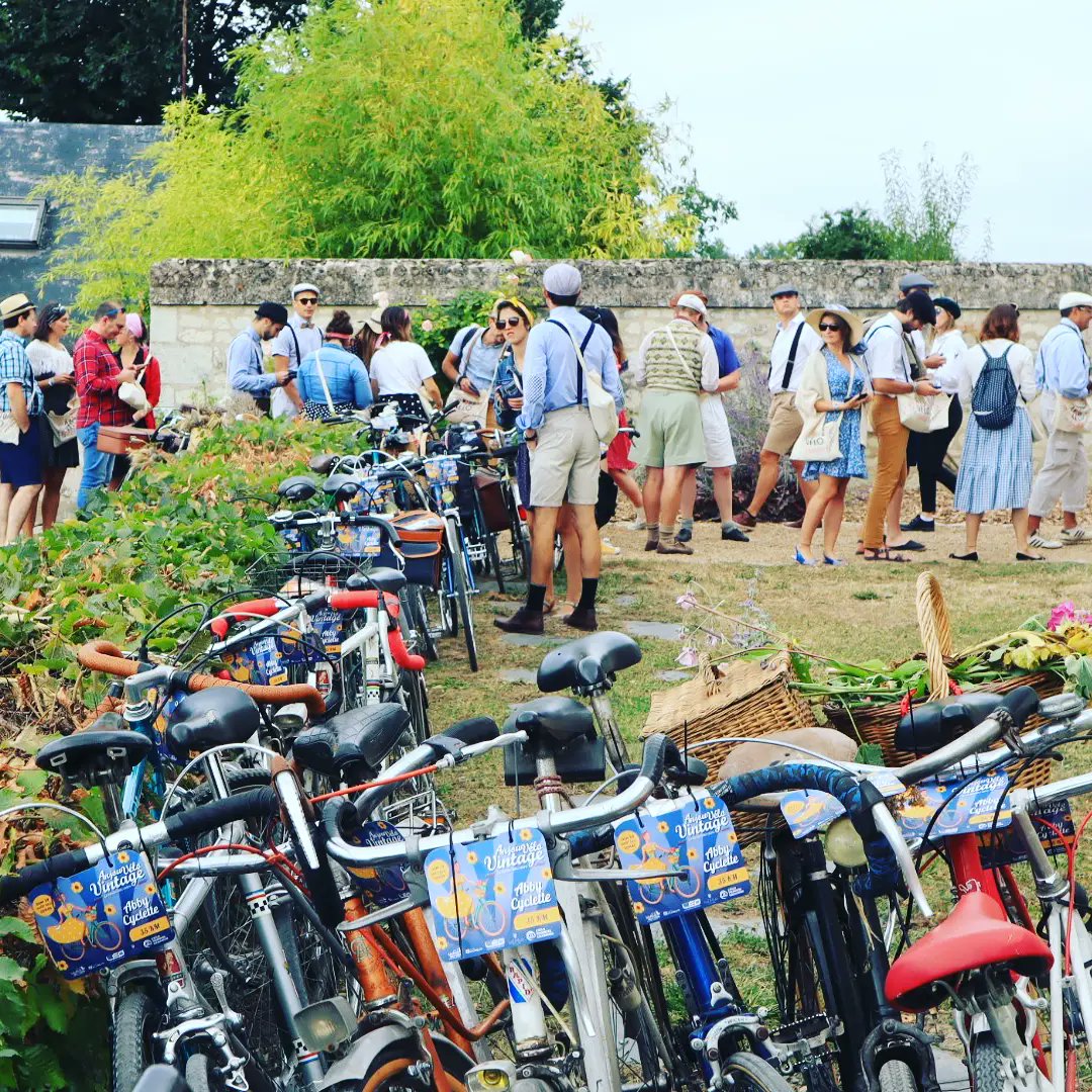 Spylberg's tweet photo. Encore une très belle édition Anjou Vélo Vintage 2021. Cela fait du bien de revoir des sourires (non masqués) et l'ambiance rétro, vignes et vieilles pierres qui nous avait manqué l'année dernière 🚲🍷💐🍺👍
#AVV21 #anjouvelovintage https://t.co/zACYwD3B3y