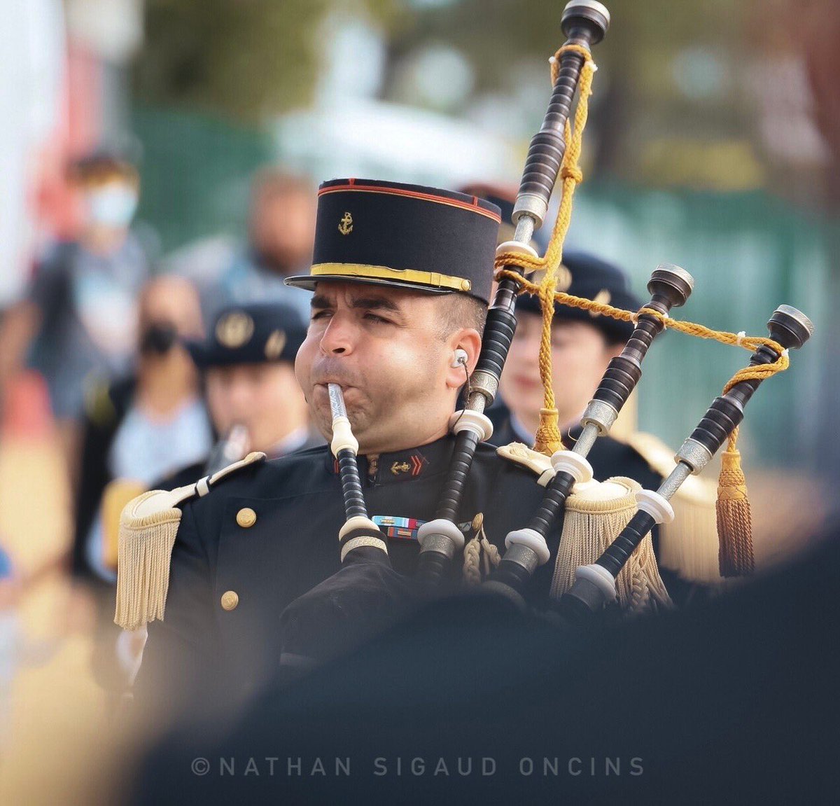 nsophotographe's tweet image. [#LeSaviezVous] Ce n’est qu’en 2016 qu’est créé le Commandement des musiques de l’armée de Terre (#COMMAT), où sont intégrés plus de 300 soldats musiciens. Sur ce cliché, la fanfare et bagad de la 9e brigade d’infanterie de marine (#9eBIMa) — ©NATHAN SIGAUD ONCINS 📸