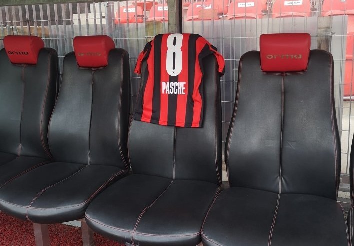 XamaxFCS_DE's tweet photo. Als Geste für den verletzten Alexandre Pasche wurde sein Trikot beim Heimspiel gegen Wil auf der Spielerbank platziert.

Gute Besserung, Alex! Kehr bald zurück! 💪

#SangRougeNoir #AlexandrePasche https://t.co/XAGuQKWLFw