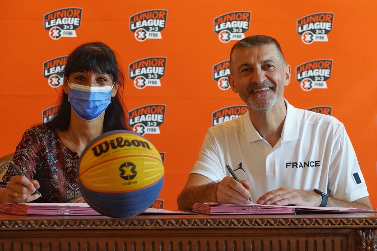 C'était hier en marge de l'Open de France Juniorleague <a href="/3x3ffbb/">3x3 FFBB</a>. Plus qu'une signature, un véritable partage entre #ffbb #grandpoitiers #Poitiers et #3x3Poitiers. Construisons l'avenir d'une #terrede3x3
@jpsiutat <a href="/JardinFlorence2/">Jardin Florence</a> <a href="/L_Moncondhuy/">Léonore Moncond'huy</a>