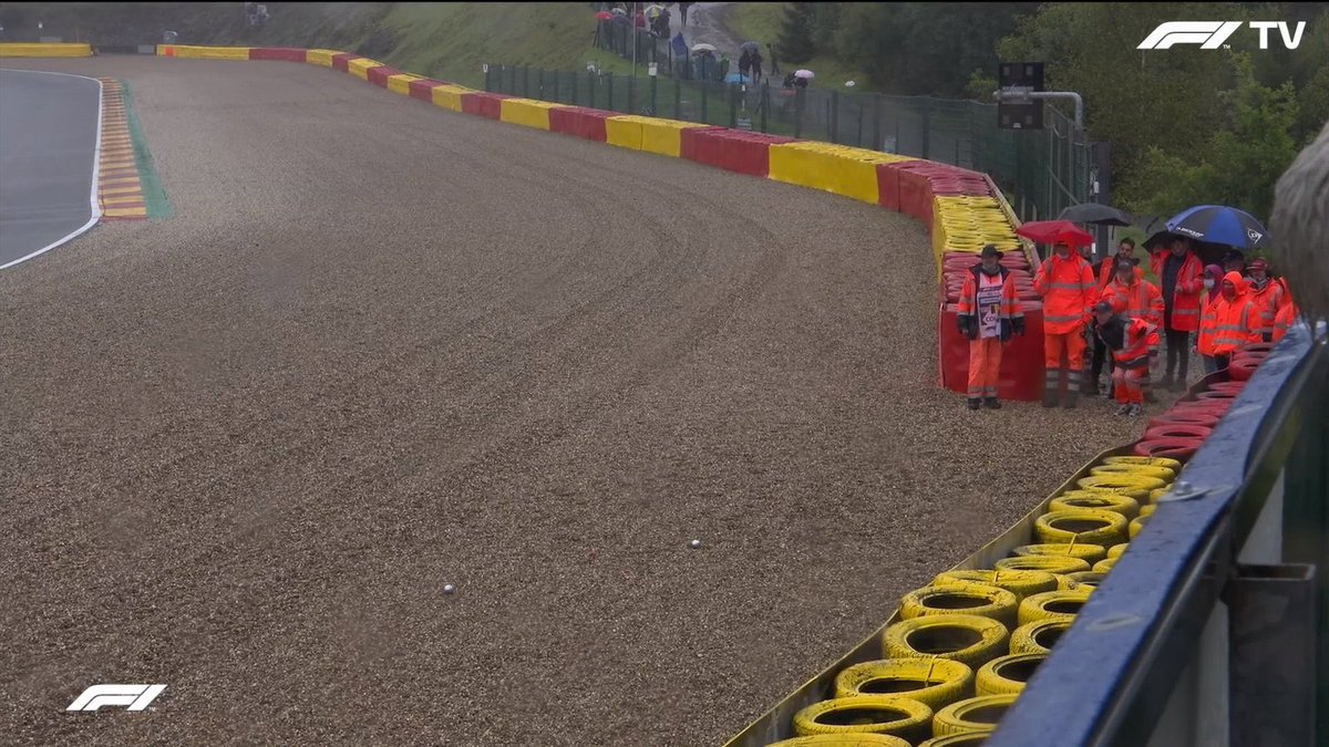 MathieuEnou's tweet image. Whattt ! Les commissaires se mettent à jouer à la pétanque 😂