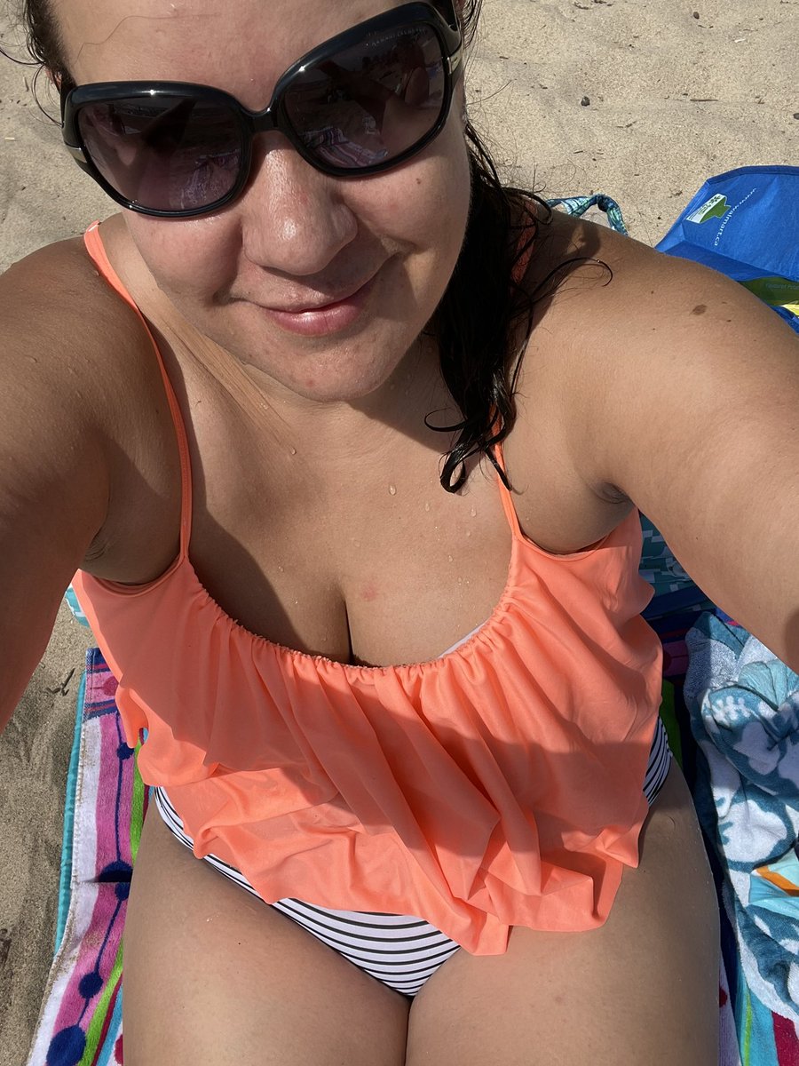 ecanderso's tweet photo. Beach day in Port Dover…a balmy 39 C ….taste of the tropics. #ontariobeaches https://t.co/k28vfyA3K8