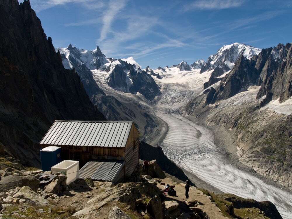 EdshelDee's tweet image. 🇫🇷🏔🥾 Chamonix : la période de gardiennage du refuge de la Charpoua se termine… ledauphine.com/societe/2021/0… #Chamonix  #Drus #MontBlanc #FFCAM