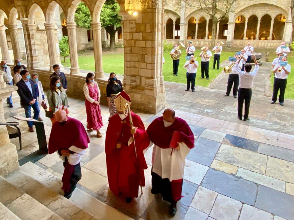 👉En la procesión del traslado de las reliquias de los Santos Mártires del Cristo a la Catedral de #Santander
👉Mañana celebramos a San Emeterio y San Celedonio, nuestros patronos y es importante mantener esta tradición tan antigua‼️