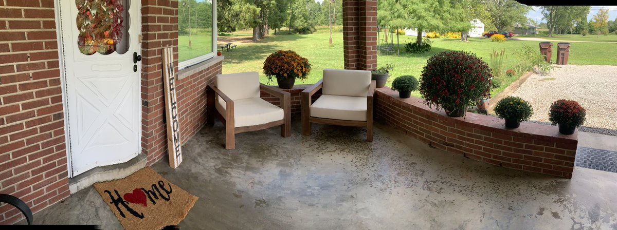 ashleylanigan2's tweet photo. Loving my porch❣️ the decor &amp; ALL these Mums! 😍 https://t.co/GrTs4dpFCr