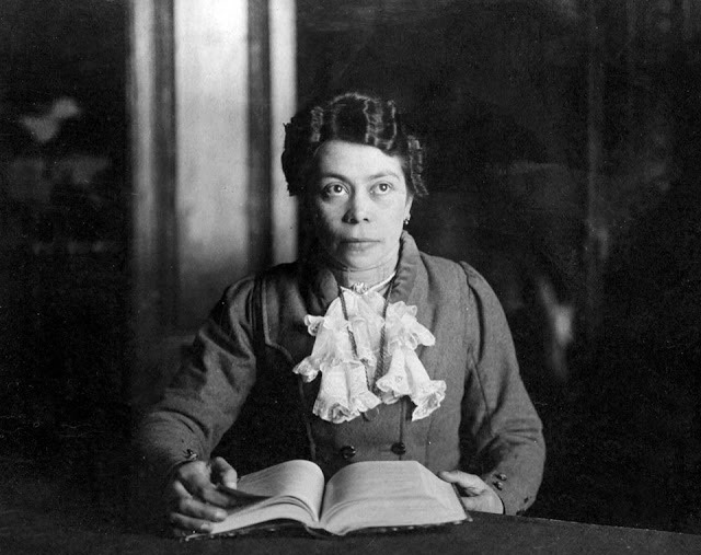 María Angélica Barreda fue en 1909 la primera argentina en recibirse de abogada. El Colegio de Abogados no le reconoció el título aduciendo que por ser mujer tenía incapacidad moral, intelectual, legal y biológica para ejercer la profesión. Tuvo que apelar a la Suprema Corte.