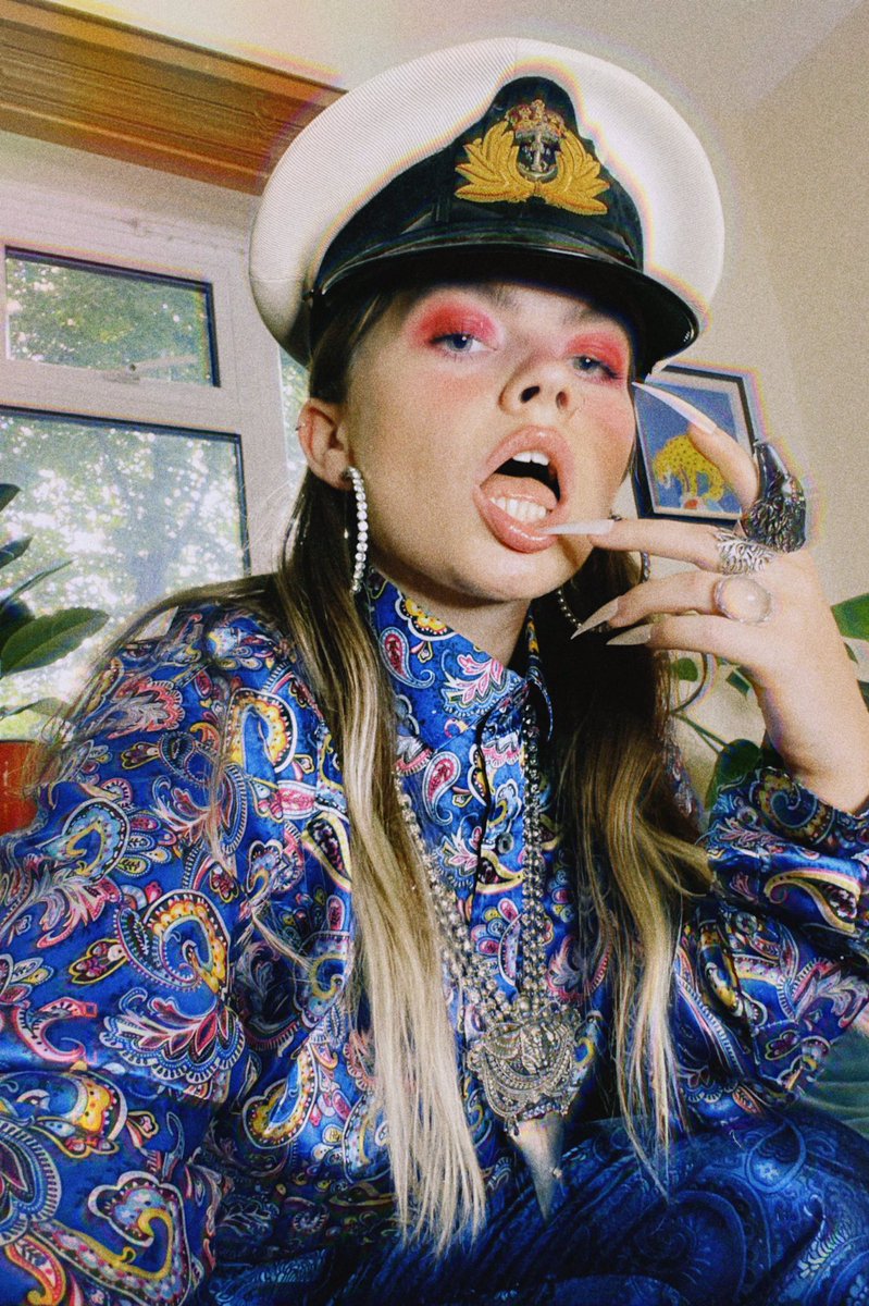 Creative popstar Chinchilla teaches us how to style ‘Comfy Extra’, the dream combo of casual and iconic. @chinchillamusic  

Read more now: tmrwmagazine.com/features/cultu…