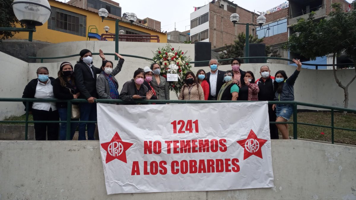 tanquedecasma's tweet photo. Arreglo floral a la memoria del c. #RodrigoFranco colocada en parque que lleva su nombre en Surco. #NoTememosALosCobardes https://t.co/mmH7oUhSzV