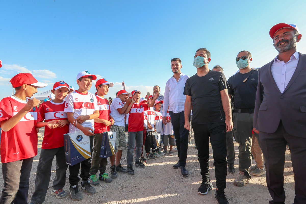 ipekyolukymkmlg's tweet photo. Kaymakam ve Belediye Bşk V.Sinan Aslan İpekyolu Belediyesi tarafından yapımı tamamlanan'Karagündüz Spor Tesisi' açılışını gerçekleştirdi.
Kaymakam Aslan, amaçlarının 350 bin nüfusa sahip ilçemizdeki tüm vatandaşların yararlanabileceği, spor alanları oluşturmak olduğunu ifade etti https://t.co/DZv4mv1tE0