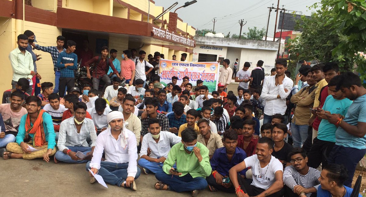 Withamit_nsui's tweet photo. UP बोर्ड के 70000 विद्यार्थियों के 
व राजकीय इंटर कॉलेज बाँदा के 870 छात्रों के अंकपत्र पर अंक प्रदर्शित नही हो रहे। (xxx) का निशान दिख रहा।पिछले 7 दिनों से छात्र ज्ञापन व धरना प्रदर्शन कर न्याय की गुहार लगा रहे
छात्रों को न्याय दो  
#Justiceforgicstudent
#upboardresultsahikaro https://t.co/fakeN9tQb4