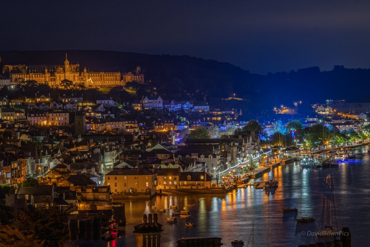 Dartmouth at night during @RoyalRegatta with @DartmouthBRNC in the distance & the light from the funfair. Looks amazing!

@BBCDevon @DartHarbour @devoncoast #devonphotographer @CaptainRReadwin