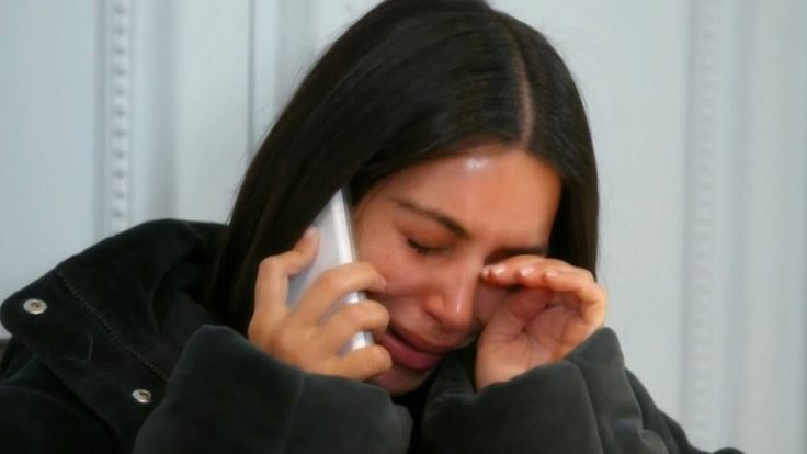 Кто сейчас плачет. Плачущий мужик гиф. Парень плачет гиф. Гифка николас кейдж улыбается. Плачущие девушки на пол лица.