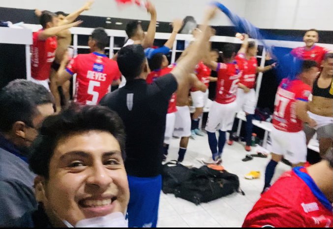 Hoy se cumple 1 año trabajando en esta hermosa y gran institución #Wilstermann.
Grandes sucesos vividos, como lo es Wilstermann.
Foto: festejo en el camerino del estadio David Arellano de Colo Colo, esto después de la clasificación a octavos de final de la Copa Libertadores 2020.
