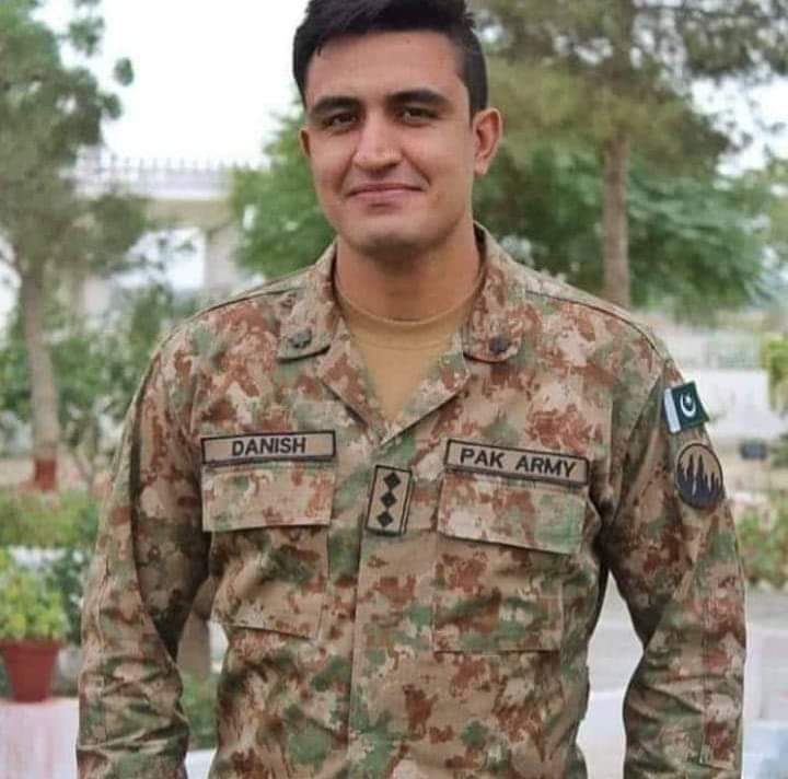 UmeedeSehar77's tweet photo. ابھی ایک ویڈیو دیکھی جس میں پاک فوج کا افسر اپنے جوان کو"بریفنگ"دے رہا تھا کہ 1971میں بھارتی افواج نے پاکستانی افواج کے ساتھ"کسطرح کا"غیر انسانی سلوک کیا😢.آپ پر لازم کہ اگر آپ وہ ویڈیو
دیکھیں تو شیرضرور کریں تاکہ دنیا ہندوستانی فوج کے مظالم سے واقف ہوسکے.
#PakArmyVideo
#Pakistan https://t.co/JJ3RbZ4EgL