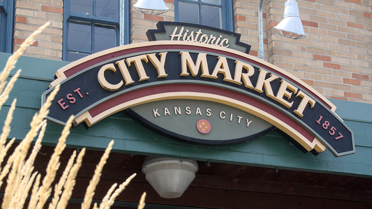 Free COVID-19 vaccines are available this Saturday at @TheCityMarketKC, 10 a.m. to 2 p.m. Walk up or register with <a href="/KCMOHealthDept/">KCMO Health Dept</a> here: bit.ly/38oyc1K