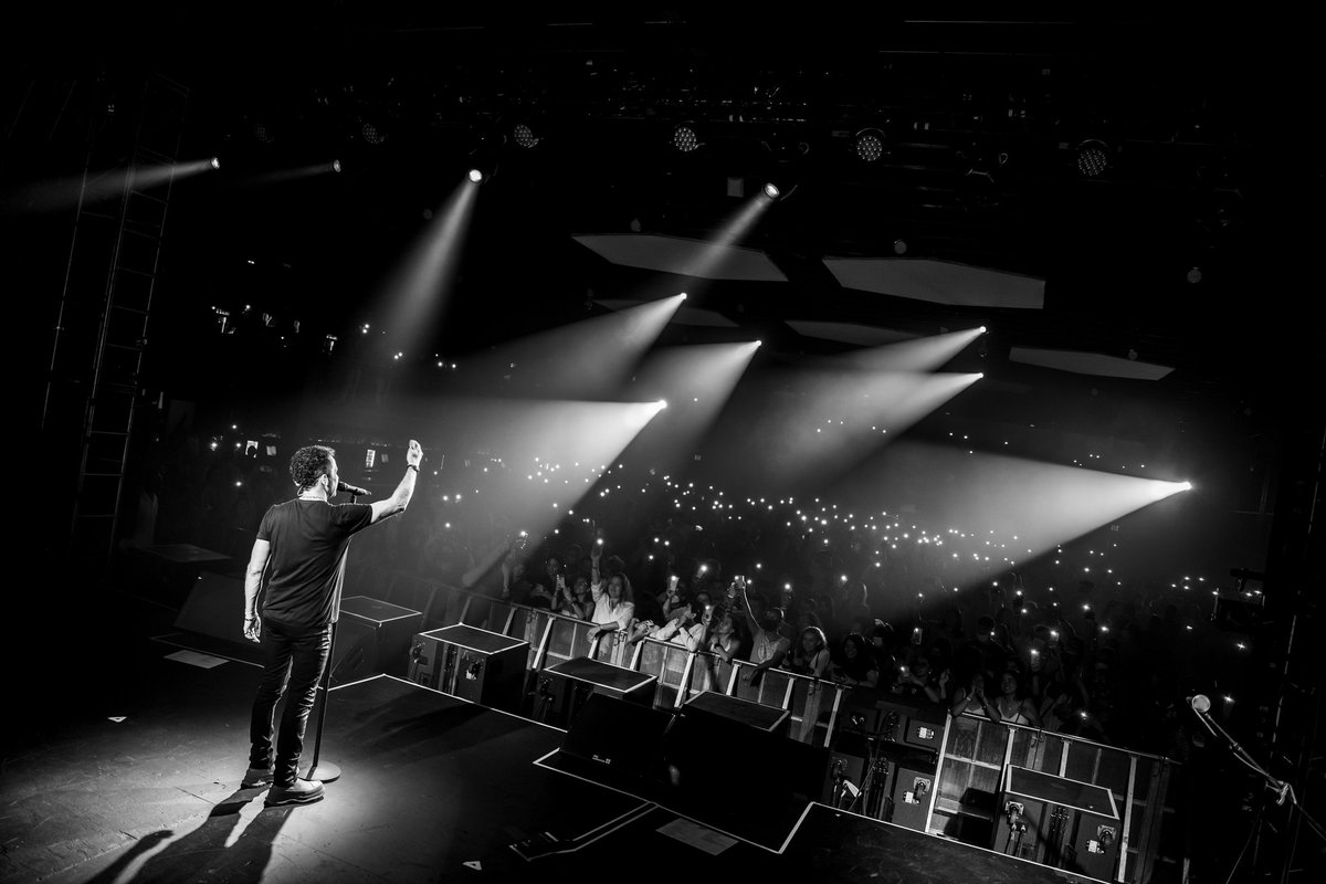 Fonseca's tweet photo. Pasamos buenísimo anoche en Washington, gracias!! 🙌🏻 Nos vemos esta noche Charlotte🔥 #CompadresTourUSA @andrescepeda https://t.co/2Qg6hzZJu7
