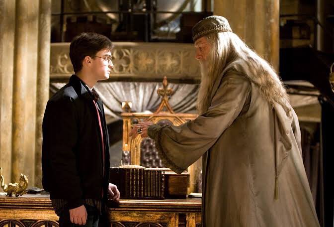 “Bu dünyada asıl sihirli olan şey kelimelerdir. Kelimeler, insanı yaralayabilir de iyileştirebilir de.” (Harry Potter)