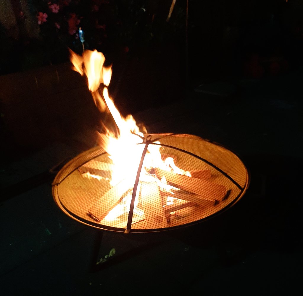 mathijsdj83's tweet image. Afteren met #vuurkorf 🔥#buurtbbq