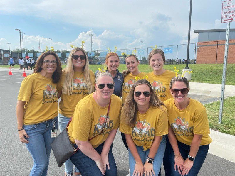 MrsWood95's tweet photo. Back2school bash! #secondgradeteam @HovatterES @MissWalshKDG @MirabellaESOL @KAVercammen https://t.co/cIva5VyKqI