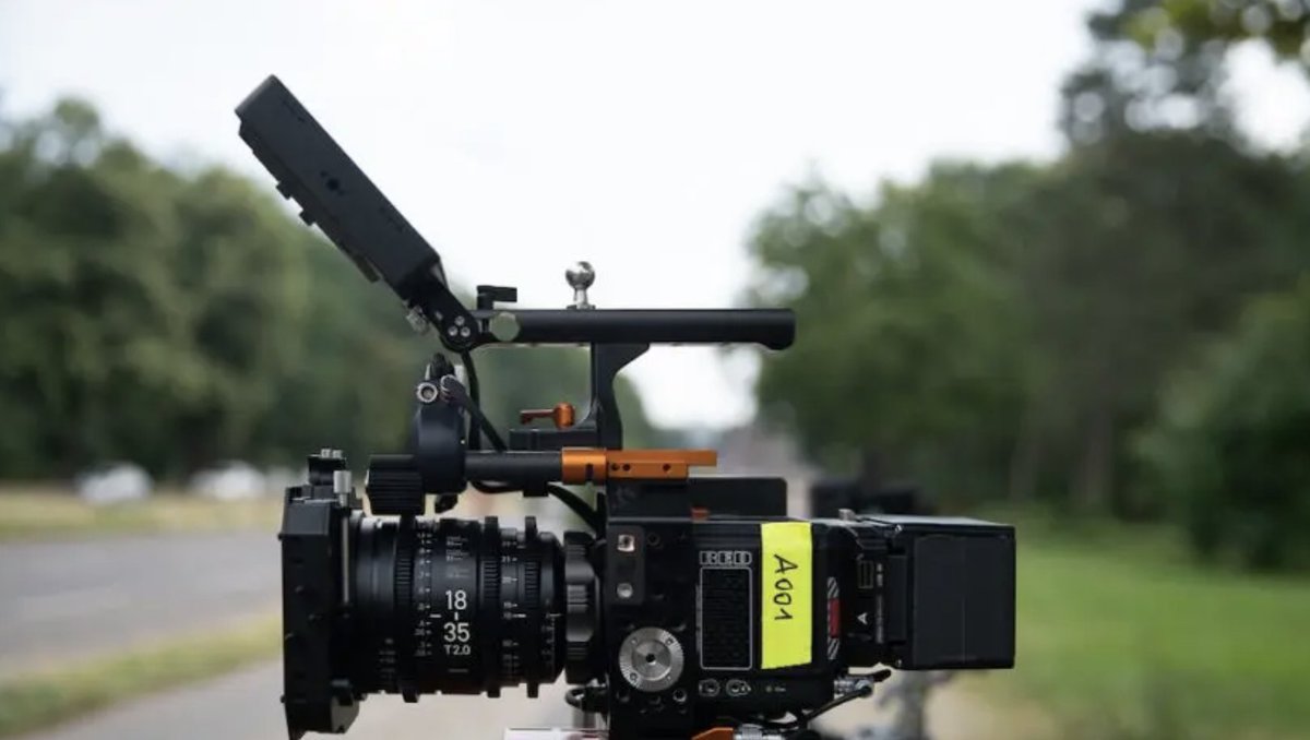 adorama's tweet photo. RED #Komodo 6K Camera: Hands-On Review -
The first thing you will notice when you see this camera is how tiny it is. The camera body is a cube that fits in your palm and weighs only 2.10 lbs (1kg), you can even fly it on a gimbal!
Read More: https://t.co/gzIsOiwdOc
#42WestBlog https://t.co/eO1yTkww25
