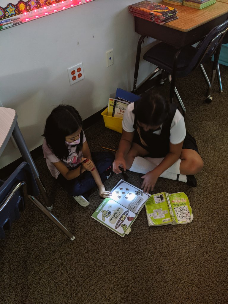 4th grade loved their first flashlight Friday and reading with their partners! 📖🔦 @TigerNetwork <a href="/CFBISD/">Carrollton-Farmers Branch ISD</a> #WeAreMcStrick #TigerPride