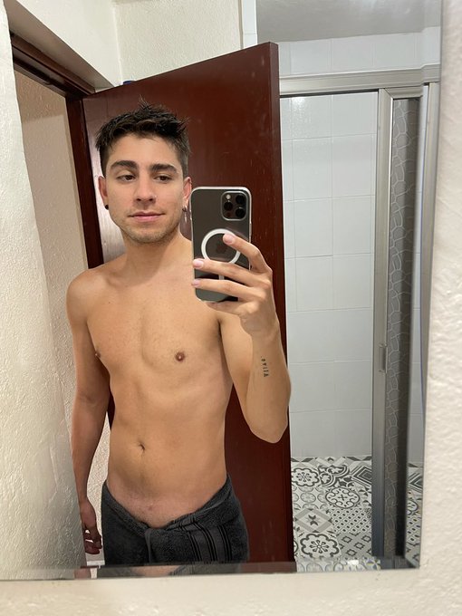 1 pic. Help me tell @diegosansporn I love him, and I’ll let him do anything he wants to me https://t