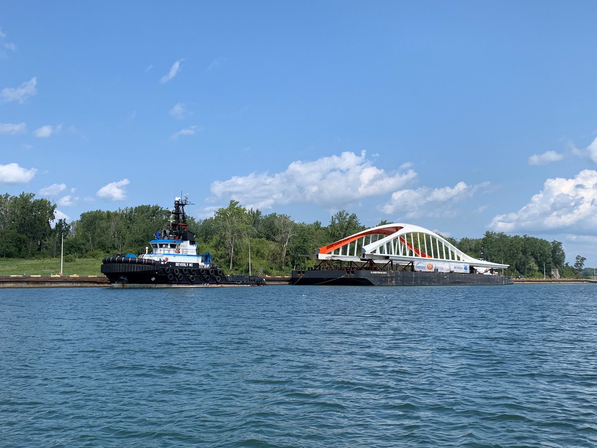#BridgeWatchTO: The east half of the Commissioners St. Bridge has reached Lake Ontario! 

Thanks to Mark Seguljic who sent in these photos of the bridge as it passed through the Snell Lock yesterday.