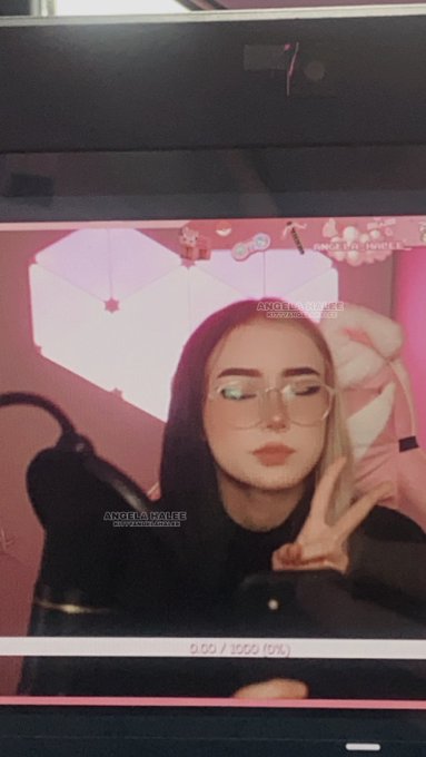 Stream on Twitch in 1 hour! https://t.co/LijdonEe1y https://t.co/1jt1n9Vaez