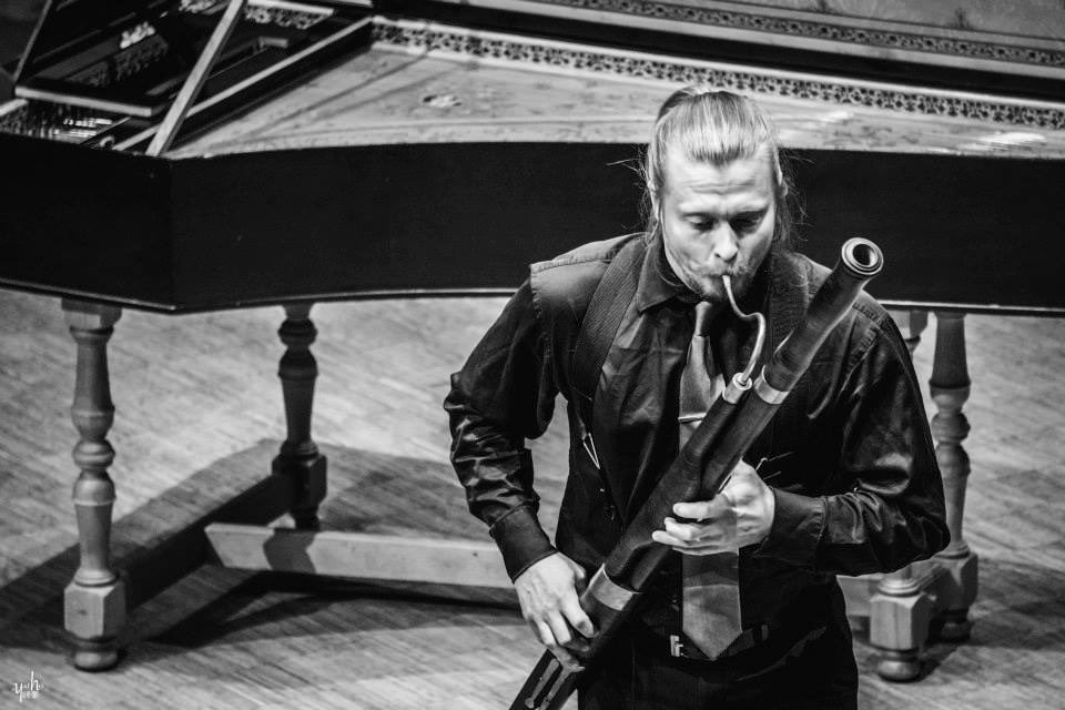 Petri Arvo konsertissa kuultavasta musiikista: “Vahvasti emotionaalista ja ilmaisuvoimaista musiikkia on aikamme konserttitarjonnan keskuudessa ehkäpä pidetty vasta myöhempien aikojen ilmiönä, mutta ilmaisun komponentit ovat olleet voimakkaasti läsnä jo selvästi aiemmin.” 🎶