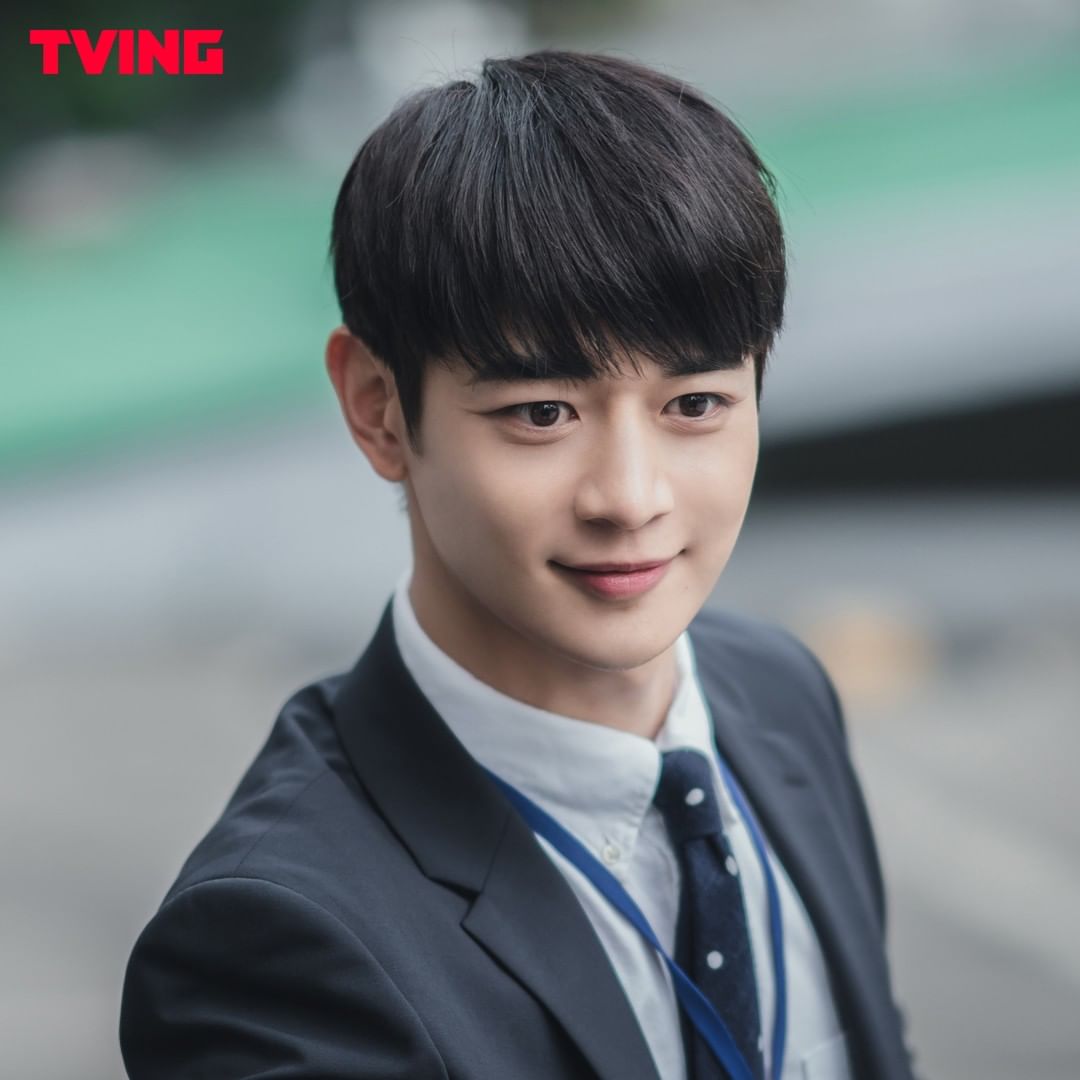 Krakeeb_SHINee's tweet photo. 210827 
أفرجت قناة Tving عن لقطات من الظهور الخاص لمينهو في دراما Yumi's Cells التي سيبدأ بثها في ال١٧ من شهر سبتمبر القادم 🥰❤
#MINHO 
#SHINee 
#CHOIMINHO 
#YumisCells
#최민호 
#민호 
#샤이니 https://t.co/uWoXadhI1E
