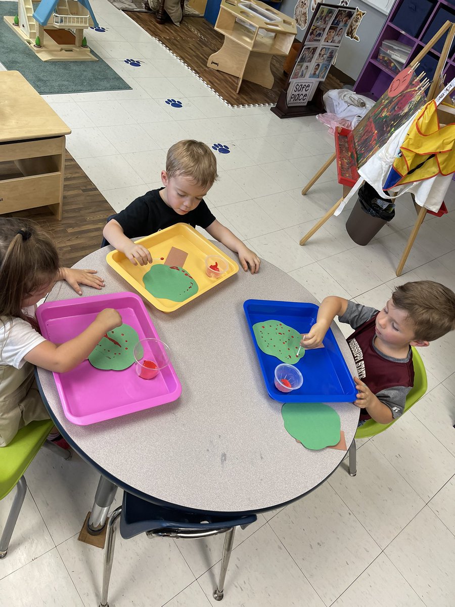 teacheskids's tweet image. Painting apples with Q tips! #treeofknowledge #adamandeve #bible #rcalearns #thisRTown @RossvilleAcad