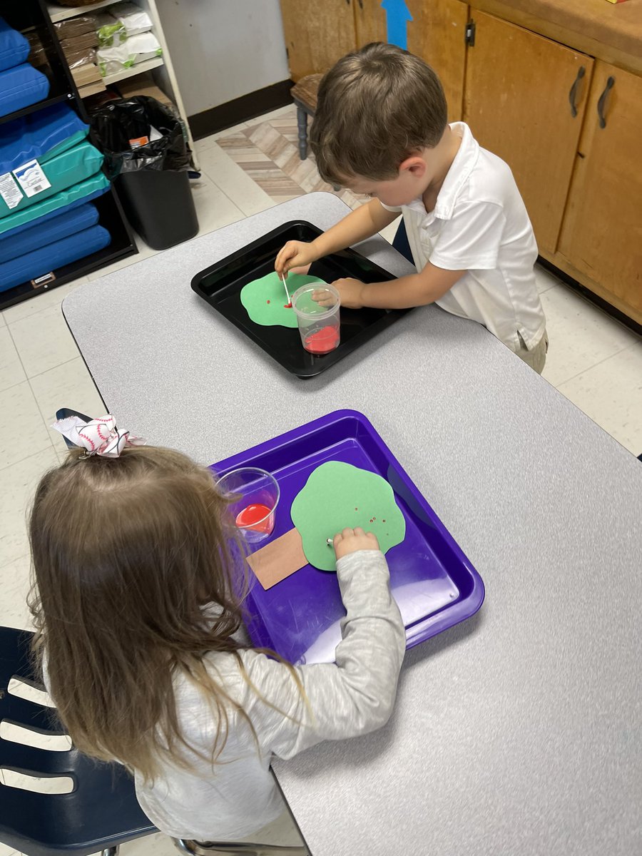teacheskids's tweet image. Painting apples with Q tips! #treeofknowledge #adamandeve #bible #rcalearns #thisRTown @RossvilleAcad